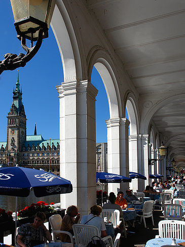 Fotos Blick durch die Bögen der Alster Arkaden auf das Rathaus | Hamburg