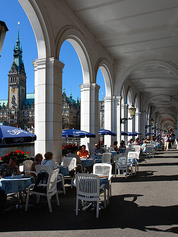 Blick durch die Bögen der Alster Arkaden auf das Rathaus - Hamburg (Hamburg)