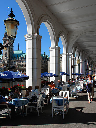 Blick durch die Bögen der Alster Arkaden auf das Rathaus