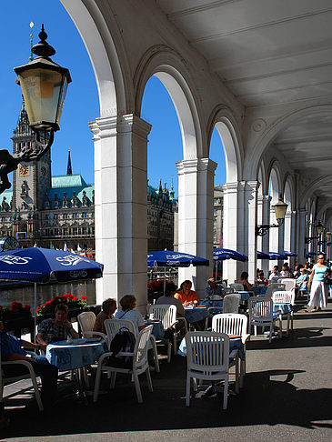 Foto Blick durch die Bögen der Alster Arkaden auf das Rathaus