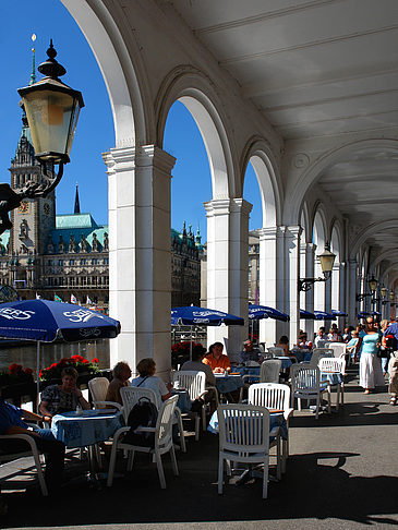 Fotos Blick durch die Bögen der Alster Arkaden auf das Rathaus