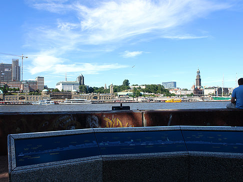 Aussichtspunkt mit Blick auf den Hafen Fotos