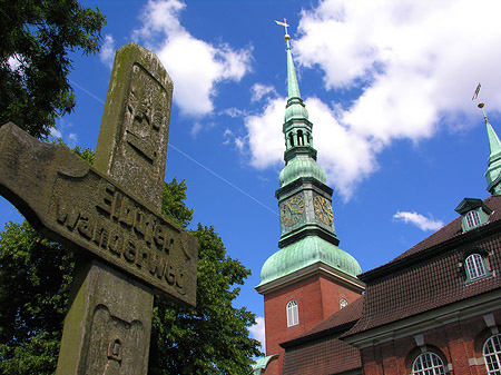 Fotos Elbufer Wanderweg an der St. Trinitatis Kirche | Hamburg